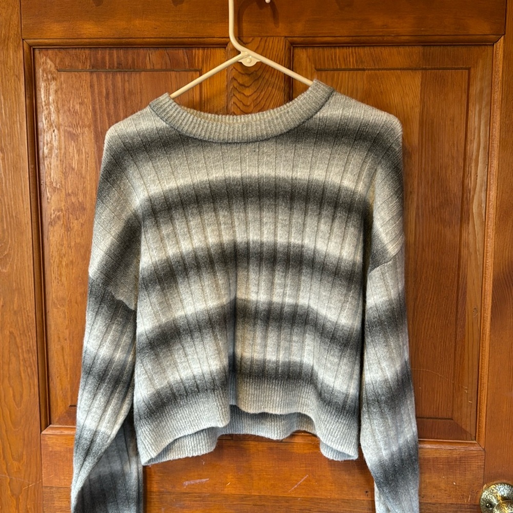 h&m Grey sweater. Size small/medium